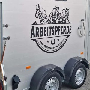 Ein Pferdeanhänger der mit Plottfolie veredelt wurde