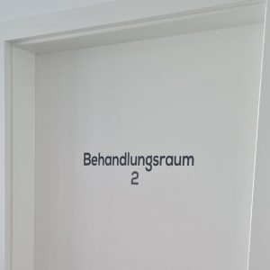 Eine Detail Aufnahme von einer Beklebung an einer Tür.